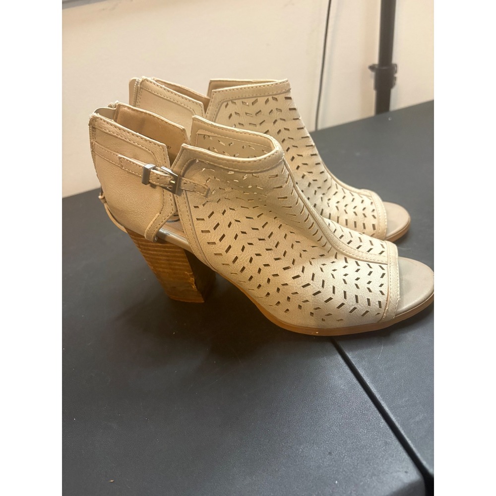 Daisy Fuentes Warren Cream Beige Perforated Peep Toe BlockHeel Booties Size 7.5M